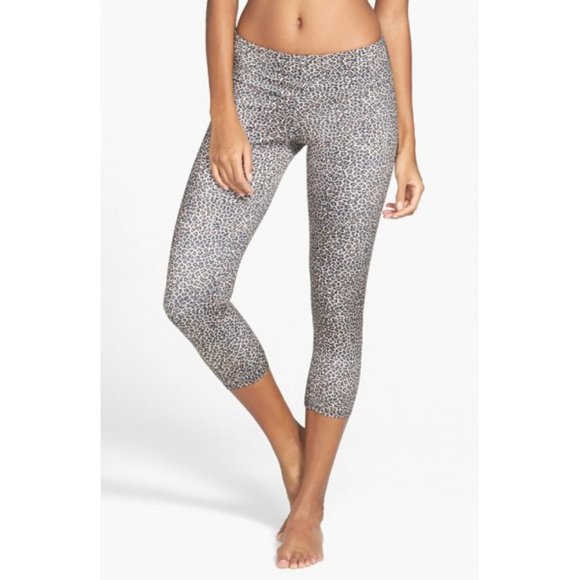NWT ONZIE YOGA WEAR Women S/M Capri Legging Pant Cheetah Animal Print Run Gym - Picture 2 of 6